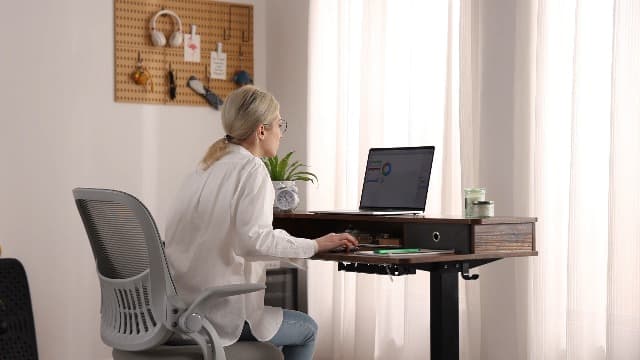 Sweetcrispy Home Office Computer Desk Chair, Ergonomic Mid-Back Mesh Rolling Work Swivel Task Chairs with Wheels, Comfortable Lumbar Support, Comfy Flip-up Arms for Bedroom, Study, Student, Pink