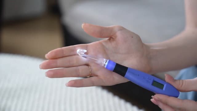 Light Up Crochet Hook Set Lighted Crochet Hook Set with 12 Different Size Interchangeable Crochet Needle, Ergonomic with 2 Levels Led and Digital Stitch Counter for Crocheting and Knitting