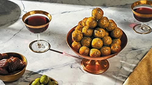 Tasting History: Explore the Past through 4,000 Years of Recipes (A Cookbook) 1982186186