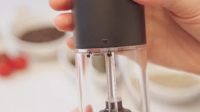 Electric Salt and Pepper Grinder Set Automatic Battery Pepper Mill Shakers Adjustable Coarseness Upgraded Larger Capacity with Led Home and Kitchen Appliances Christmas Gifts for Women