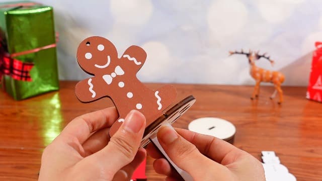Kigley 5 Pieces Christmas Money Holder Ornaments with 10 Holes Handmade Wooden Christmas Cash Holders, Money Holder Xmas Ornaments Holiday Table Decorations(Assorted Style)