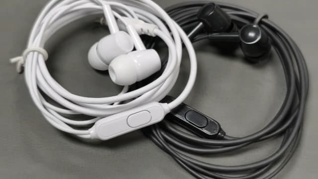 Giethob 2 Set 3.5mm Wired in-Ear Earphones - Premium Sound Quality with Mic, Perfect for Noise-Free Calls (Black & White)