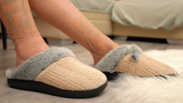 Homitem Slippers for Women Fuzzy House Slip on Indoor Outdoor Bedroom Furry Fleece Lined Ladies Comfy Memory Foam Female Home Shoes Anti-Skid Rubber Hard Sole