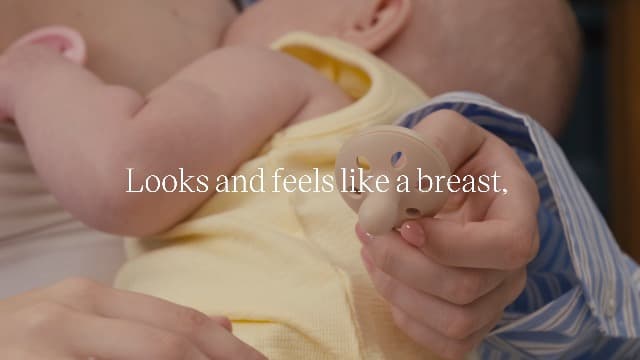 Tommee Tippee Breast-Like Pacifier, 0-6 Months, Symmetrical Design, Natural Breast-Like Baglet, BPA-Free Binkies, Rose/Green/Cream, Pack of 4