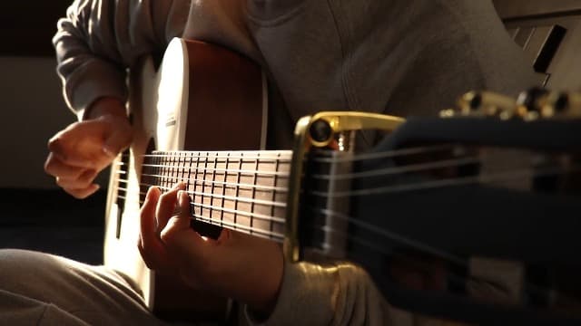 Rosen V1 Hybrid Acoustic Guitar for Beginners Adults Patented Body with Solid Spruce Top & Soft Touch Strings Thin Neck & Open Pore Matte 40 Inch,Black