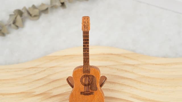 Doyyi Wooden Music Accessory Case with 3 Guitar Picks, Portable Holder and Storage Box for Plectrums - Thoughtful Gift for Guitar Players