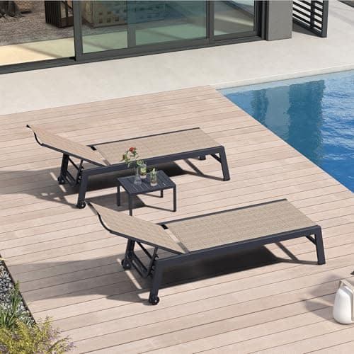 PURPLE LEAF Outdoor Chaise Lounge Set of 2 Aluminum Patio Lounge Chair with Wheels and Side Table Pool Chaise Lounge Chair for Outdoor Backyard Poolside Camel (2 Lounges Chairs W/Table)