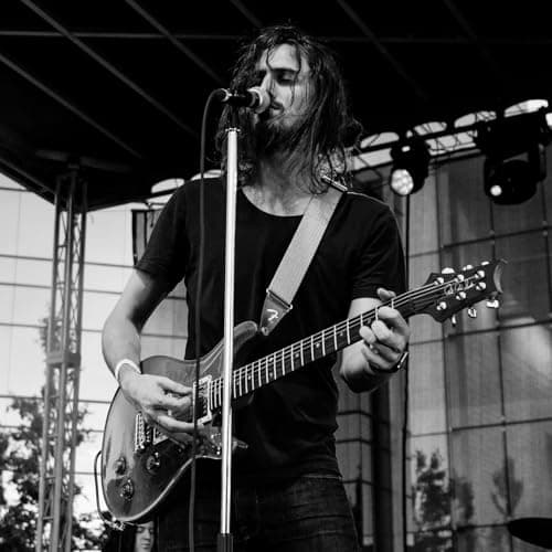 Guitar Capo, Metal Capo with Protective Silicone Pad Suitable for 6 String Guitar Acoustic Guitar Ukulele Electric Guitar Accessories (Red)