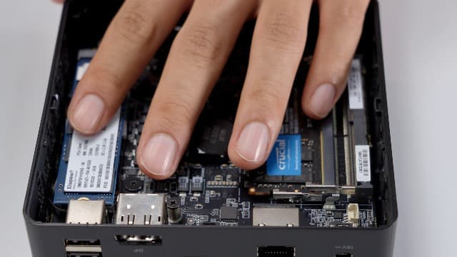 MINISFORUM DeskMini UM760 Slim Mini PC AMD Ryzen 5 7640HS Small PC, 16GB DDR5 RAM+1TB PCIe4.0 SSD, HDMI/DP/USB4 Outputs, 2.5G LAN, WiFi 6E, BT5, 4xUSB Port AMD Radeon 760M Graphics Small Form Factor