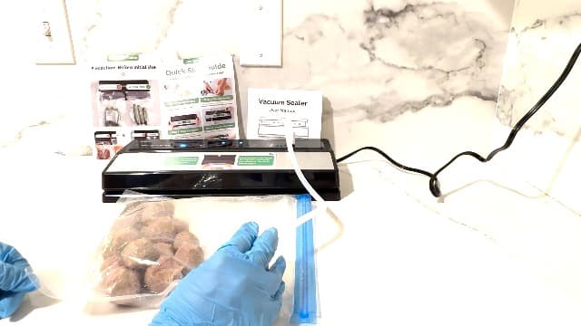 GERYON Vacuum Sealer Machine – Automatic Food Vacuum Sealer for Dry & Moist Food, Compact with LED Touch Panel, Includes Zipper Bags & Roll, Perfect for Sous Vide & Freezer Storage (Silver)