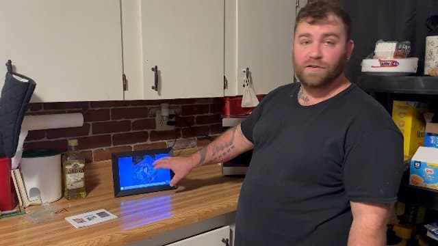 MEZED 10.1'' Digital Picture Frame，Smart Digital Photo Frame with 1280x800 IPS Touch Screen, Auto-Rotate and Slideshow, Easy Setup to Share Moments Via APP from Anywhere Anytime