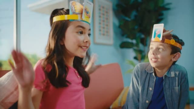 Spin Master Games, Hedbanz 2023 Edition with New Cards, Picture Guessing Board Game, for Family & Kids, 2-6 Players, for Ages 6 & Up