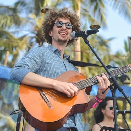 Guitar Capo, Metal Capo with Protective Silicone Pad Suitable for 6 String Guitar Acoustic Guitar Ukulele Electric Guitar Accessories (Red)