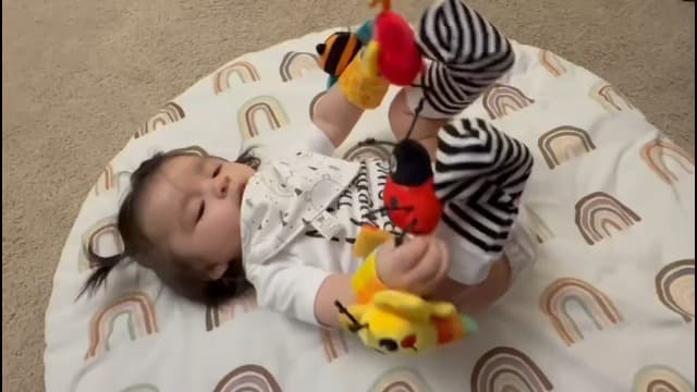 Breezy Valley New Parents Gifts for Couples, First Time New Mom and Dad Gifts Mugs Est 2025, Gender Reveal Baby Shower Gifts Basket, Pregnancy Gifts for Expecting Parents to be, Newborn Baby Gift Set