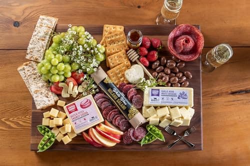 Roasted Garlic & Smoked Beef Sausages, Gouda & Garlic Herb White Cheddar, Crackers, Whole Grain & Amber Honey Mustard Farmers Market Traditional Charcuterie Gift Box with Summer Sausage &Cheese B093CGRM2T