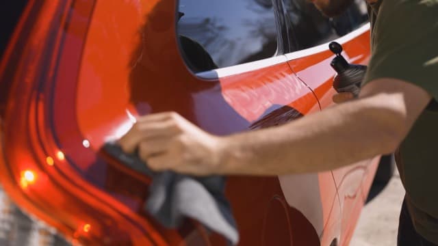 Turtle Wax Hybrid Solutions Ceramic Car Polish and Wax, Light Scratch Remover, Durable Paint Protection, Extreme Water Beading, High Gloss Shine, Hand or Machine Polisher Use, 14 oz (Pack of 1)