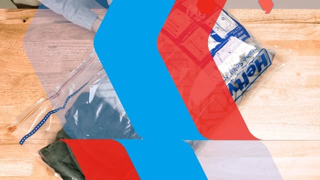 Hefty Shrink-Pak Vacuum Storage Bags - Space Saver for Under Bed Storage, Clothing and Comforters, 3X More Storage Space, 6 Medium Zipper Bags