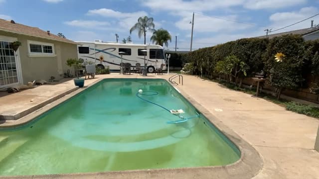 VINGLI Pool Vacuum Cleaner Automatic Sweeper Swimming Pool Creepy Crawler Vacuum with 33FT Hoses (Navy Blue&White)