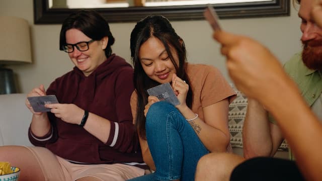 USAOPOLY BLANK SLATE, Where Great Minds Think Alike, Fun Family-Friendly Board Game, Word Association Party Game, Easy to Learn, Fun to Play Family Game Night, 3-8 Players, Ages 8+
