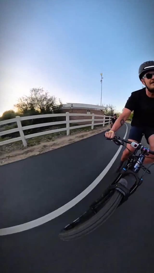 Bike Helmet with Bluetooth, Smart Bike Helmet for Adults Men Women with Built-in Speakers, Auto Brake Blinker, Front and Rear LED Turn Signals Remote Control, Smart Cycling Helmet.