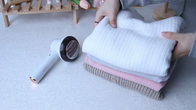 Fabric Shaver Lint Remover for Clothes with 2 Speeds, Digital Display, 6 Leaf Blades, USB Rechargeable Sweater Defuzzer to Remove Pilling Fuzz Ball for Furniture, Couch, Coat.
