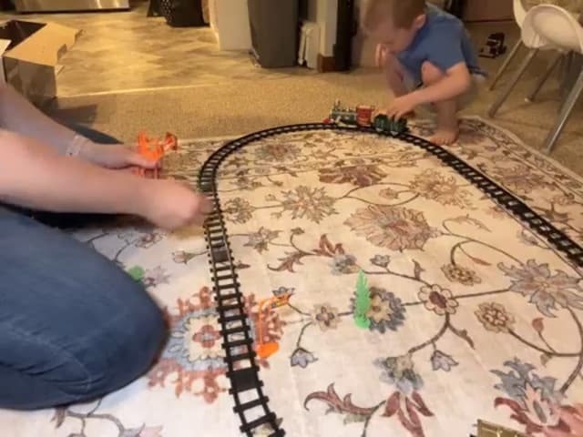 JQ JUQU Electric Train Set for Kids Ages 3-8, Battery Operated Toy Train with Lights and Sounds, 3 Cars and 10 Tracks for Christmas and Year Round Play
