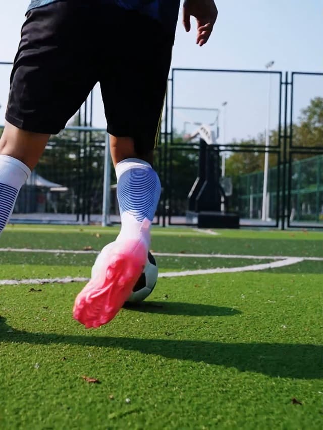 NINIKUA Mens Soccer Cleats Outdoor Professional Training Turf Football Boots Lightweight Breathable Youth Boys Athletic Training Sneakers for AG/FG