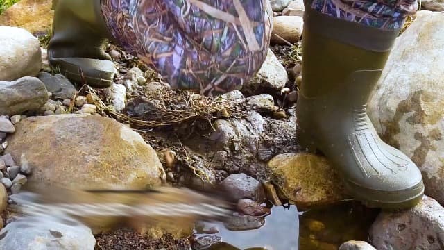 Foxelli Chest Waders, Waterproof 4mm Neoprene Hunting & Fishing Waders for Men & Women with Boots