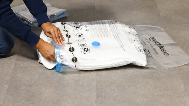 Amazon Basics Vacuum Compression Space Saving Storage Bags with Hand Pump, Large, Pack of 5, Clear