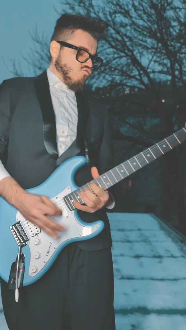 Tostar Beginner Electric Guitar, Solid Body, 39" Full Size Strat Style with HSS Pickups, 5-Way Switch, Tremolo Bridge, Maple Neck & Tectona Fretboard, Ideal for Beginners and Gifting, Black
