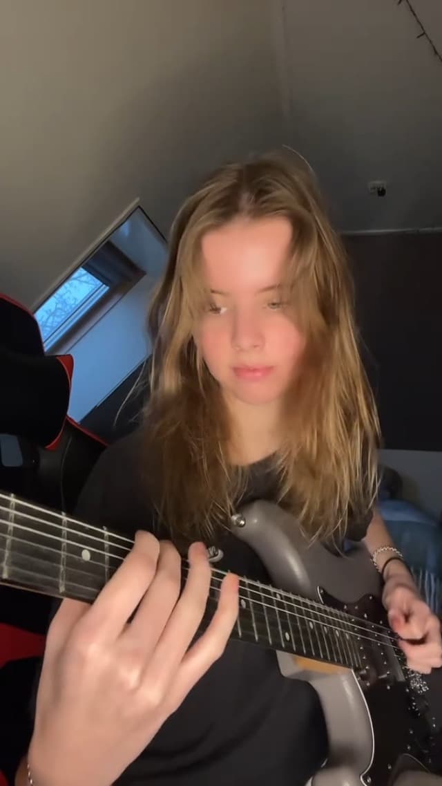 DONNER DST-80 Electric Guitar 39” Beginner Electric Guitar Kit with Amp, Classic SSS Pickup Complete with Gig Bag, Tuner, Capo, Strap, Picks, and Free Online Lessons