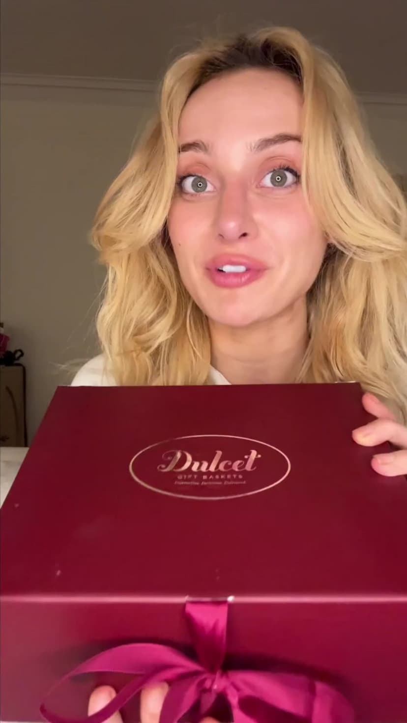 Dulcet Gift Basket – Premium Freshly Gourmet Baked Goods – Gift Basket for All Types of Special Occassions - Assorted Variety of Tastes with Delicious Brownies, Crumb Cakes Rugelah, and Muffins.