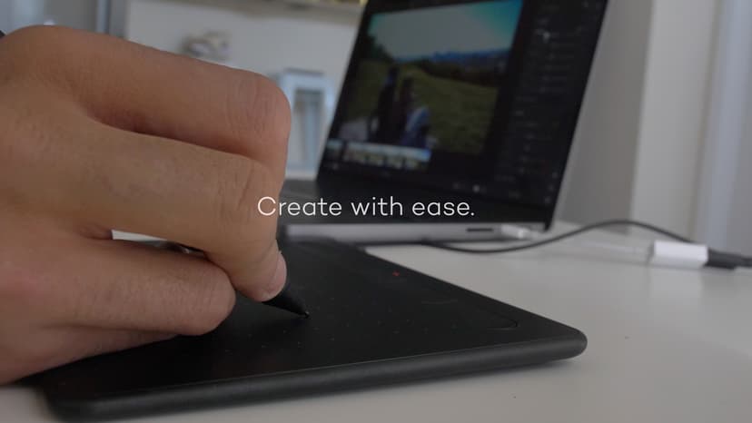 Wacom Intuos Medium Bluetooth Graphics Drawing Tablet, Portable for Teachers, Students and Creators, 4 Customizable ExpressKeys, Compatible with Chromebook Mac OS Android and Windows - Black