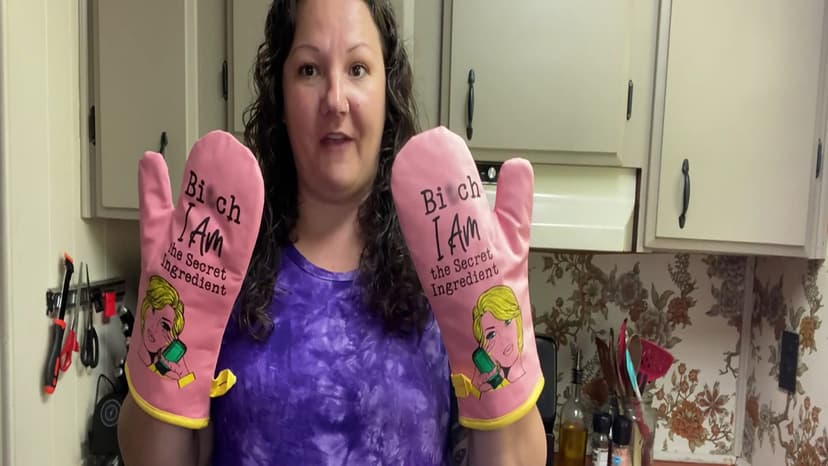 Miracu Oven Mitt, Funny Kitchen Cooking Oven Mitts, Pink Kitchen Accessories, Cute Baker Stuff, Baking Gifts for Women Mom, House Warming Gifts New Home Apartment, for Christmas Birthday Housewarming