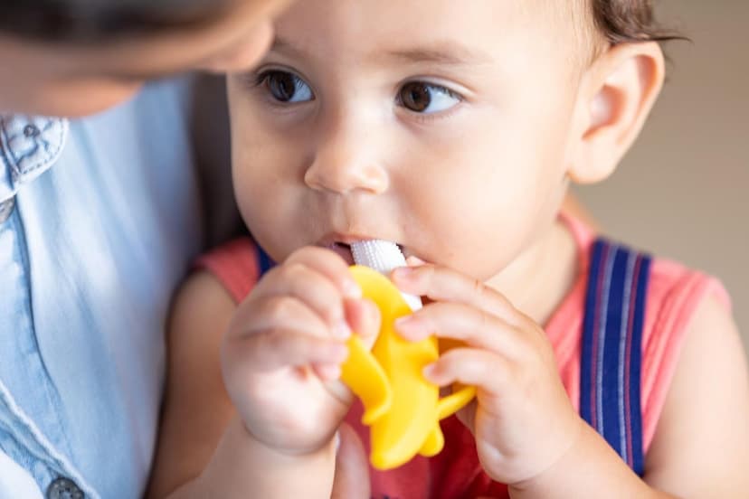 Nuby Nananubs Banana Massaging Teether – Baby Teething Toys 3 Months and Up, Silicone Teether for Sore Gums, Infant Toy, Baby Essentials, Brush, Travel Accessory, Gift for Babies