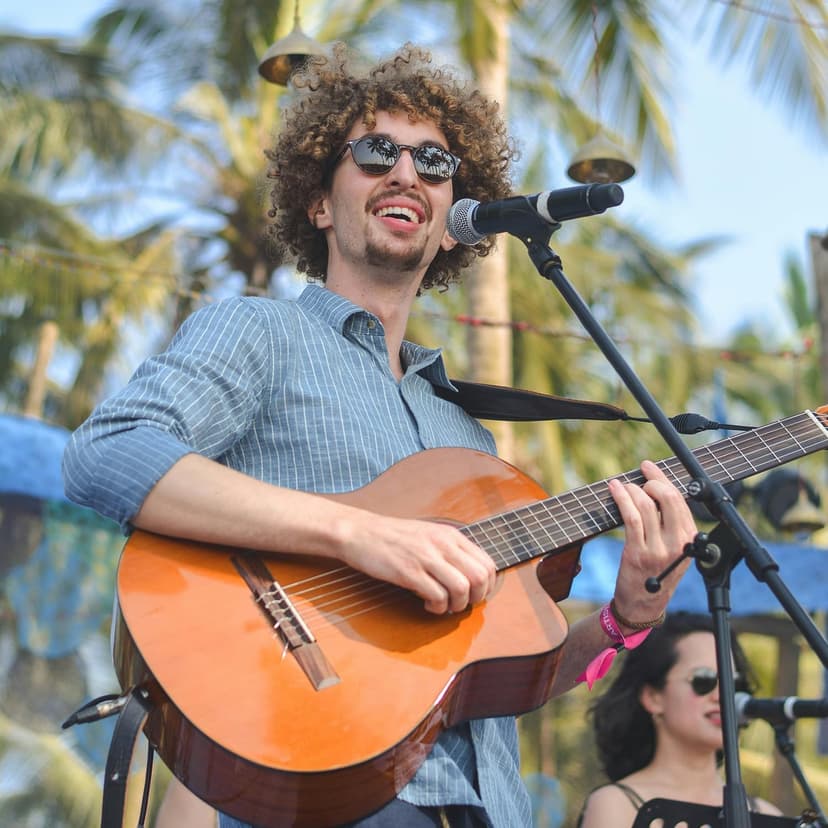 Guitar Capo, Metal Capo with Protective Silicone Pad Suitable for 6 String Guitar Acoustic Guitar Ukulele Electric Guitar Accessories (Red)