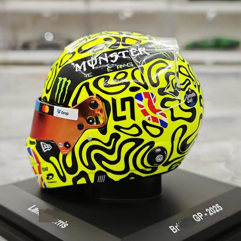 HTLNUZD 2025 1/5 Mcl39#4 Mini Helmet for BritainGP F1 Norris Champion Racing Helmet Model Ornament Customized Gift for Adults