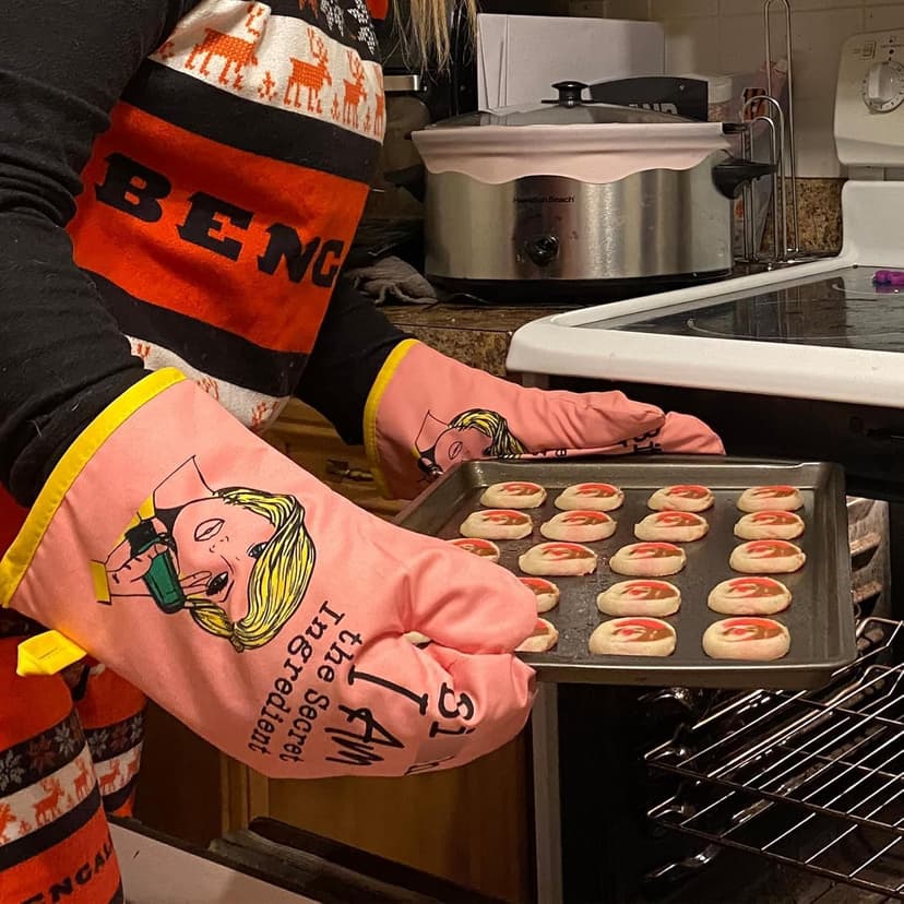 Miracu Oven Mitt, Funny Kitchen Cooking Oven Mitts, Pink Kitchen Accessories, Cute Baker Stuff, Baking Gifts for Women Mom, House Warming Gifts New Home Apartment, for Christmas Birthday Housewarming