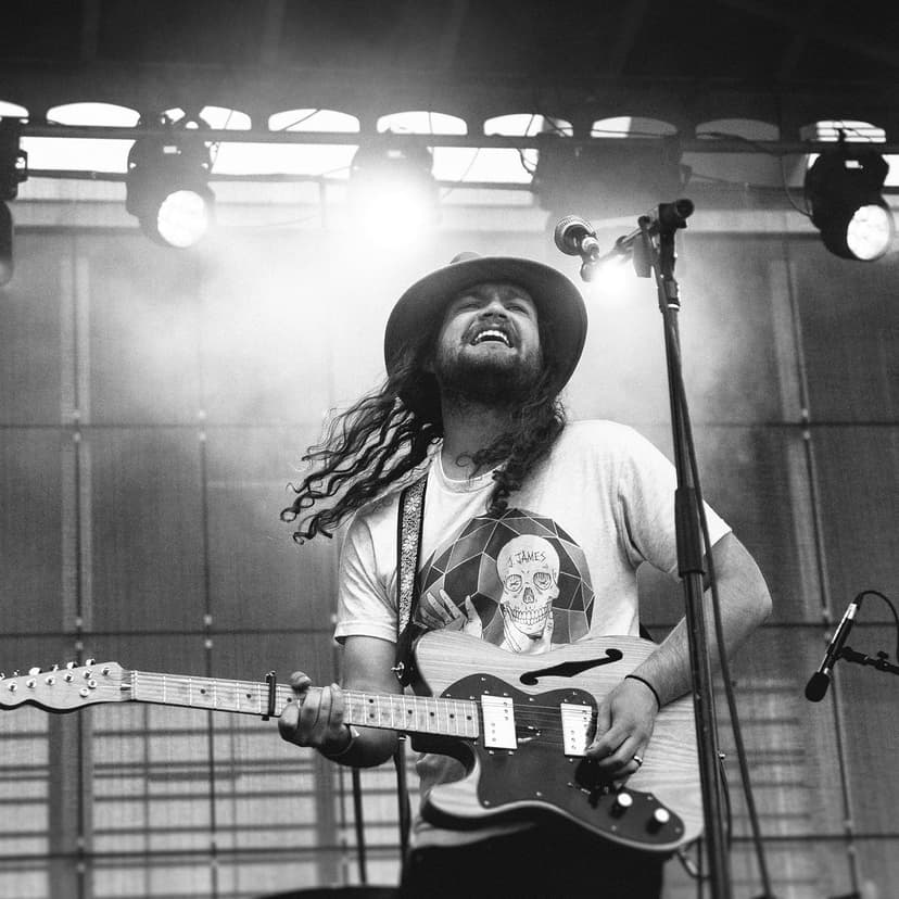 Guitar Capo, Metal Capo with Protective Silicone Pad Suitable for 6 String Guitar Acoustic Guitar Ukulele Electric Guitar Accessories (Red)