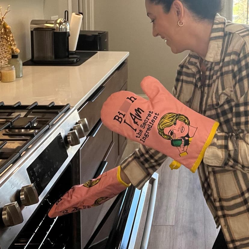 Miracu Oven Mitt, Funny Kitchen Cooking Oven Mitts, Pink Kitchen Accessories, Cute Baker Stuff, Baking Gifts for Women Mom, House Warming Gifts New Home Apartment, for Christmas Birthday Housewarming