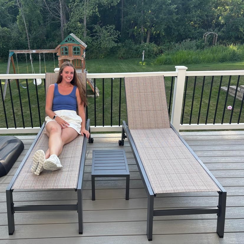 PURPLE LEAF Outdoor Chaise Lounge Set of 2 Aluminum Patio Lounge Chair with Wheels and Side Table Pool Chaise Lounge Chair for Outdoor Backyard Poolside Camel (2 Lounges Chairs W/Table)