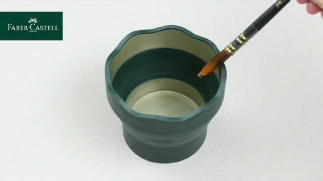 Faber-Castell Clic & Go Artist Water Cup, Dark Green - Travel-Friendly Collapsible Brush Cleaner Tool with Brush Stand, Scalloped Rim, Non-Slip Base, Portable Palette & Rinser B007TYWDQE