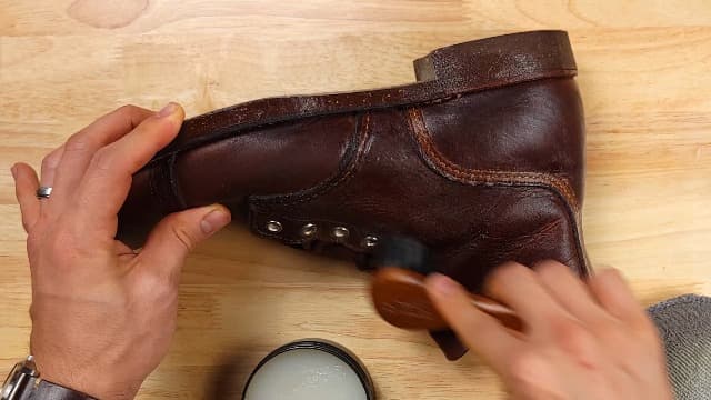 Eagle 4-in-1 Mink Oil Leather Conditioner Kit – 3.52oz Waterproof Paste with Horsehair Brush, Sponge & Microfiber Cloth – Leather Cleaner & Protector for Boots, Shoes, Jackets, Saddles & Bags