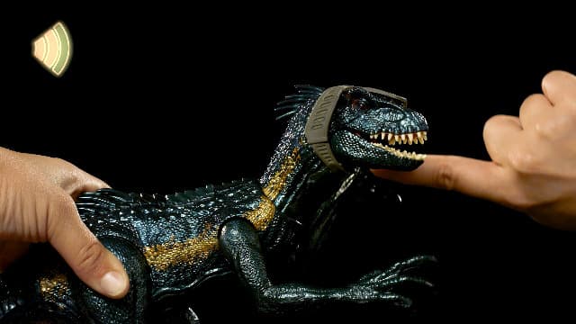 Mattel Jurassic World Dinosaur Figure Indoraptor Track N Attack with Tracking Gear & 3 Attack Features, Toy Gift with Physical & Digital Play