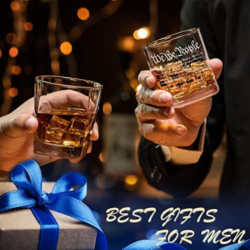 PONPUR Whiskey Decanter Engraved We The People American Flag, 750ml Whiskey Decanter Set with 2 Glasses, Christmas Boss Day Patriotic Birthday Gifts For Men Dad, Liquor Scotch Bourbon Presents
