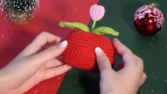 OASSIE Teacher Gifts for Women - Mini Handmade Positive Apple Crochet with Message Card - Teachers Day Christmas Birthday Graduation Appreciation Thank You School Gifts for Students Teachers Women