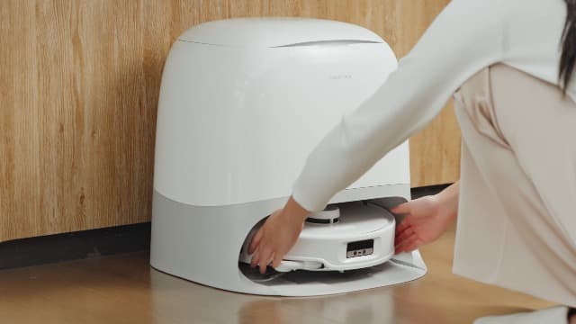 Roborock Qrevo Edge S5A Robot Vacuum and Mop, 18,500Pa, Zero-Tangling, DuoDivide Main Brush, FlexiArm Side Brush, Hot Water Mop Washing & Self-Cleaning, Warm Air Drying, Self-Emptying, White