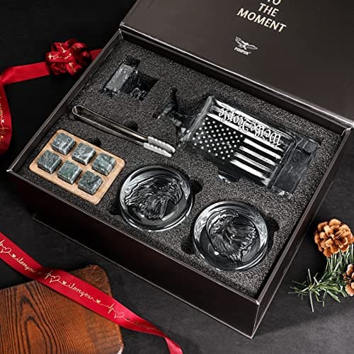 PONPUR Whiskey Decanter Engraved We The People American Flag, 750ml Whiskey Decanter Set with 2 Glasses, Christmas Boss Day Patriotic Birthday Gifts For Men Dad, Liquor Scotch Bourbon Presents