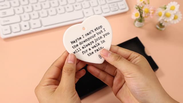 Maybe I Can't Stop the Downpour Plaque, Ceramic Heart Souvenir Hanging Friendship Plaque Crafts Friendship Gift Bestie/Sister Tough Time Gift Hang Sign Ornament for Wall Door Decor