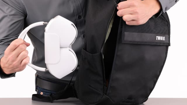 Thule Paramount Bike Commuter Backpack - 20L Capacity - Adjustable fit - 16" Padded Laptop Sleeve and 11" Tablet Pocket - Rolltop Closure - Side Phone Pocket - Taillight Loop